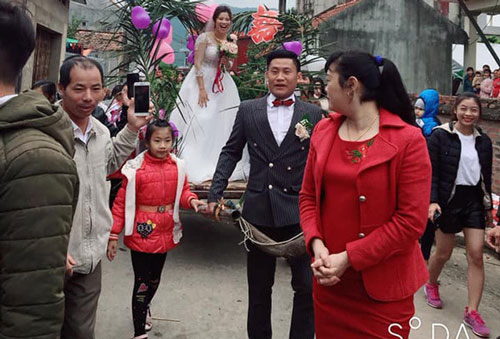 Chú rể rạng rỡ rước cô dâu về dinh nhưng chiếc xe hoa mới khiến dân tình "phát sốt"