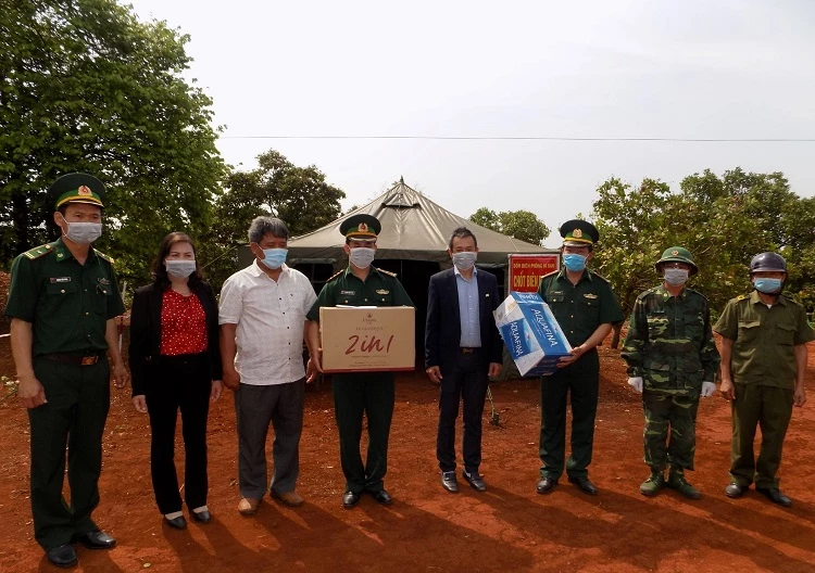 Ủy ban MTTQVN tỉnh Gia Lai cùng Hiệp hội Doanh nghiệp tỉnh và Công ty TNHH Vĩnh Hiệp thăm và tặng quà cho các chiến sĩ Biên phòng đang tham gia phòng chống dịch