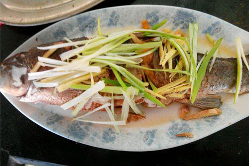 Làm cá hấp, người cho dầu, người chỉ thêm nước tương và đây mới là cách đúng