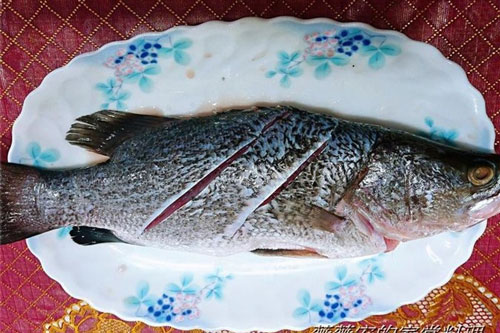 Lỡ tay hấp cá dùng sai loại nước, bưng đĩa ra ai cũng nhăn mặt vì vừa nát vừa tanh