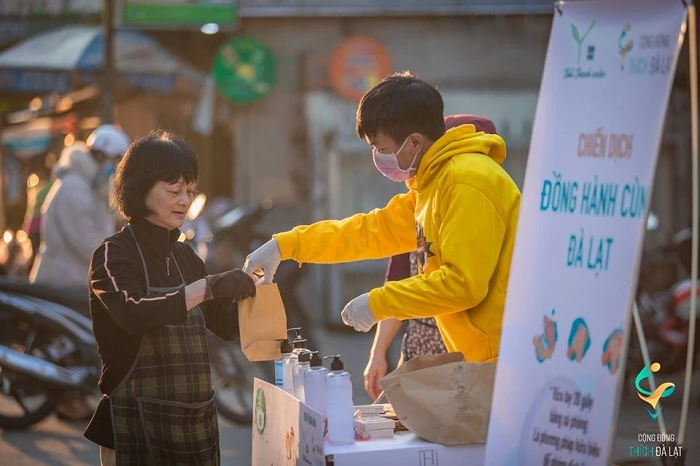 Các bạn trẻ Nhóm Thích Đà Lạt cùng với Quán Nhà của Thời Thanh xuân phát miễn phí xà phòng tự làm cho người dân thành phố ngàn hoa bảo vệ sức khoẻ, đẩy lùi dịch bệnh