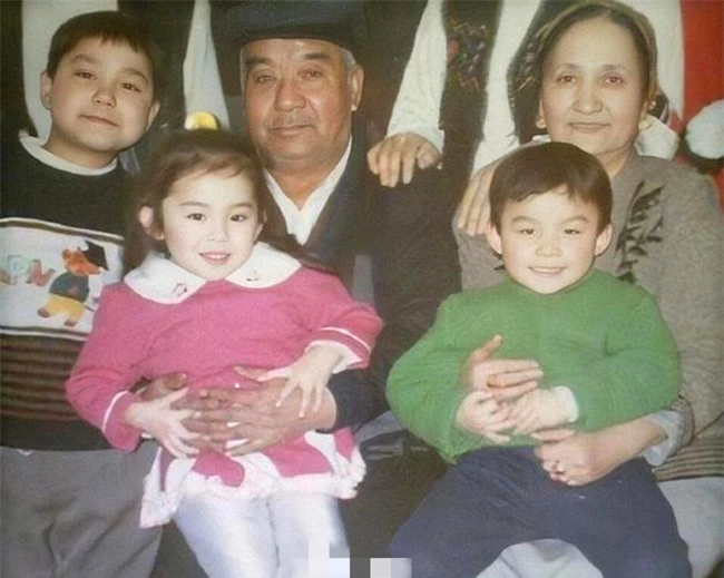 Na Trát cùng ông bà và các anh em trong gia đình. Cô xuất thân từdân tộc Uyghur, Tân Cương.