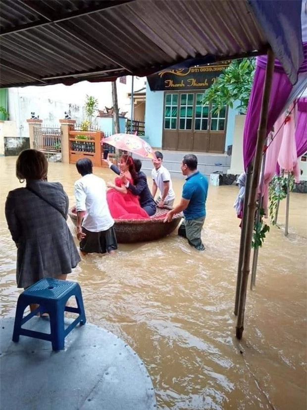 Cô dâu - chú rể ngồi thuyền thúng trong ngày cưới.