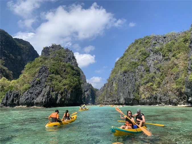 Khung cảnh hùng vĩ khi đi vào Big Lagoon, El Nido.