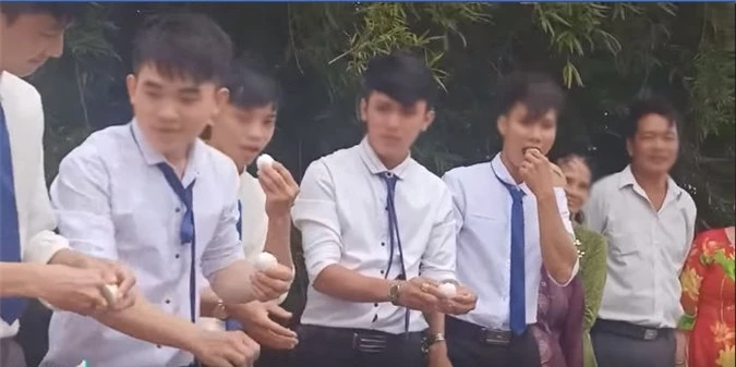 5 anh chàng bên họ nhà trai thực hiện thử thách ăn trứng vịt lộn.