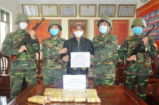 Vây bắt đối tượng cắt rừng vận chuyển 60.000 viên ma túy vào Việt Nam - 2