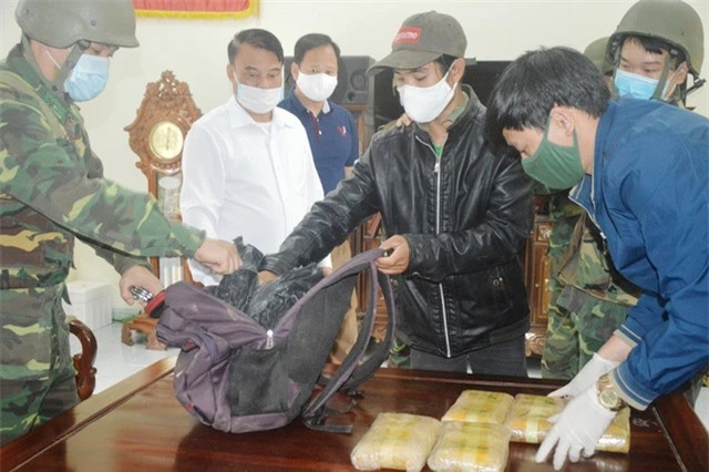 Vây bắt đối tượng cắt rừng vận chuyển 60.000 viên ma túy vào Việt Nam - 3