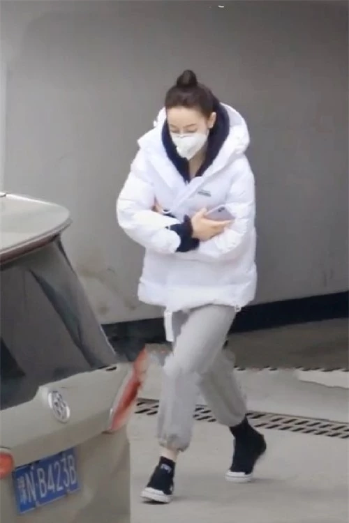 Nhiệt Ba mặc áo khoác dày vẫn co ro trong cái lạnh ở phim trường Hoành Điếm, tỉnh Chiết Giang.