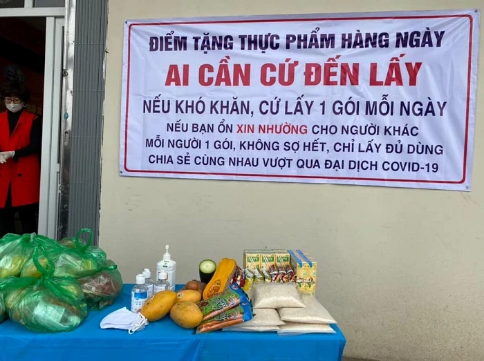 Một điểm tặng quà từ thiện ở Hà Nội mùa dịch Covid-19