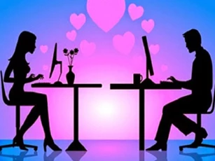 Khó chịu vì người yêu hay “thả thính” trên Facebook
