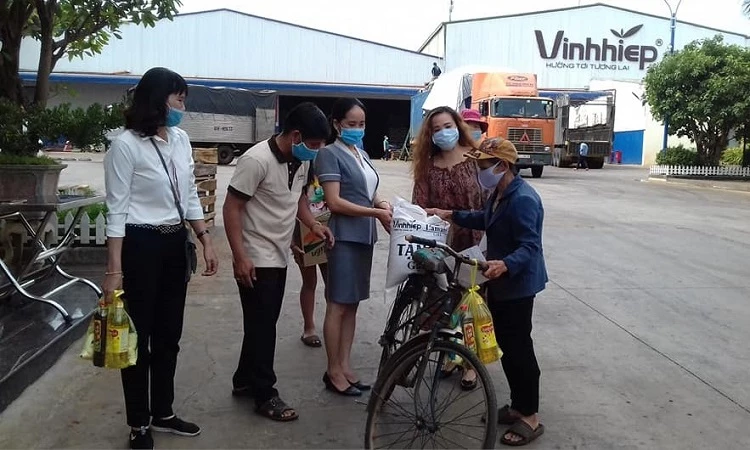 Công ty TNHH Vĩnh Hiệp hỗ trợ tiền và nhu yếu phẩm cho người nghèo và người lao động bị mất việc