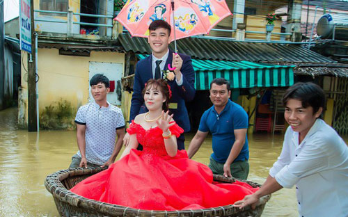 Cưới đúng mùa mưa ngập, quan viên 2 họ rước dâu bằng phương tiện đặc biệt khiến cả làng "trầm trồ"