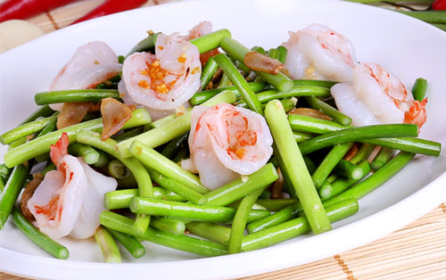 Đổi vị cơm nhà với món ngồng tỏi xào hải sản