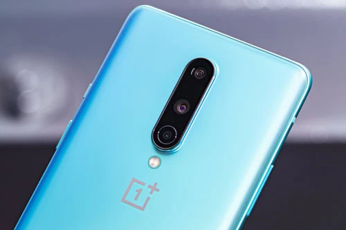 OnePlus 8 sở hữu 3 camera sau. Trong đó, cảm biến chính 48 MP, khẩu độ f/1.8 cho khả năng lấy nét theo pha, chống rung quang học (IOS). Ống kính góc siêu rộng 16 MP, f/2.2 và cảm biến macro 2 MP, f/2.4. Bộ ba này được trang bị đèn flash LED kép, quay video 4K tốc độ 60 khung hình/giây. 