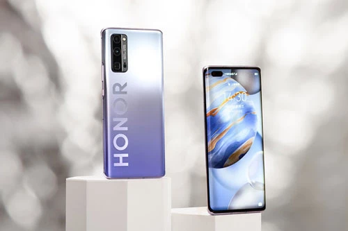 “Trái tim” của Honor 30 Pro là vi xử lý HiSilicon Kirin 990 5G (7nm +) lõi 8 với xung nhịp tối đa 2,86 GHz, GPU MP-G76 MP16. RAM 8 GB đi kèm ROM 128/256 GB, có khay cắm thẻ Nm SD. Hệ điều hành Android 10.0, được tùy biến trên giao diện Magic UI 3.1.