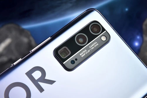 Honor 30 Pro Plus được trang bị 3 camera sau. Cảm biến chính 50 MP, khẩu độ f/1.9 cho khả năng lấy nét theo pha, lấy nét bằng laser, chống rung quang học (OIS). Ống kính tele 8 MP, f/3.4 giúp zoom quang học 5x hoặc zoom kỹ thuật số 50x, OIS. Cảm biến chiều sâu 16 MP, f/2.2. Bộ tứ này được trang bị đèn flash LED, quay video 4K tốc độ 60 khung hình/giây hoặc Full HD Plus tốc độ 1.920 khung hình/giây. Theo DxOMark, Honor 30 Pro Plus là smartphone sở hữu camera tốt thứ 2 thế giới hiện nay với 125 điểm, sau Huawei P40 Pro (128 điểm). 