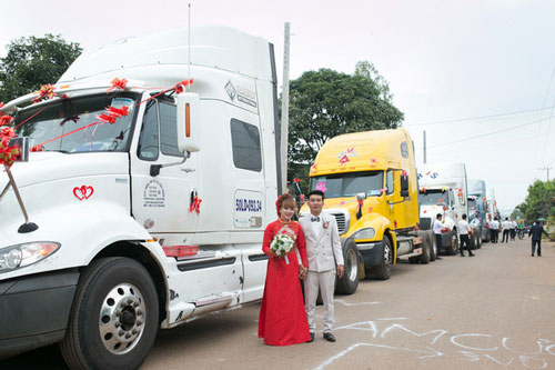 Chú rể "chơi lớn" mang 6 xe container đi rước dâu khiến nhà gái "trầm trồ"