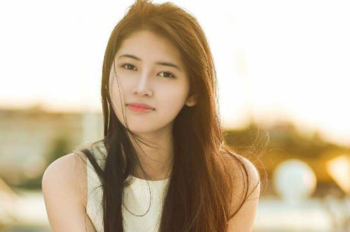 Nhan sắc kiều diễm của cô gái từng ngủ gục trên xe bus khiến dân mạng xôn xao