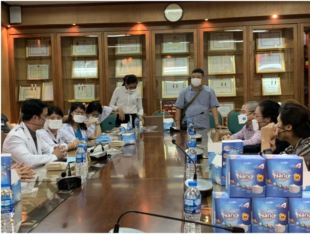 Các bác sĩ Bệnh viện Bạch Mai trực tiếp trải nghiệm khẩu trang Karofi
