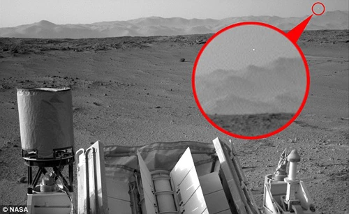 Đốm sáng được cho làvật thể bay không xác định (UFO) đang hạ cánh xuống sao Hỏa.
