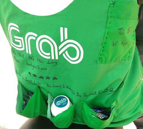 Dân mạng "phát sốt" với tài xế GrabBike có dịch vụ chuẩn "5 sao" nhưng thứ trên áo anh mới gây bất ngờ