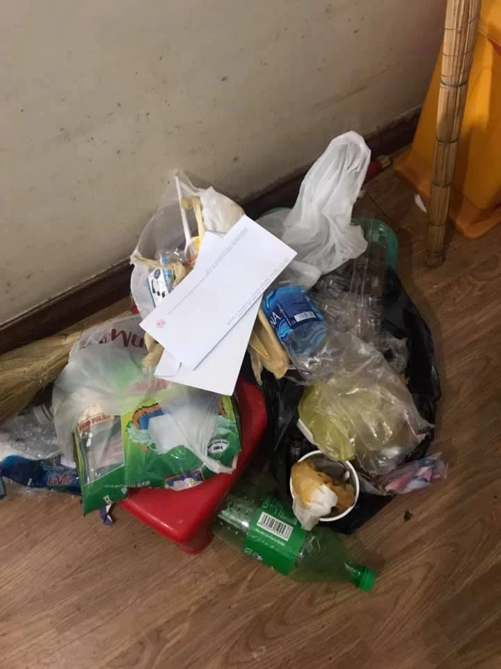 Đống rác chất đầy ở góc nhà.
