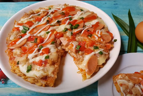 Cách làm pizza mì gói cực đơn giản cho bữa sáng nhanh, ngon, bổ