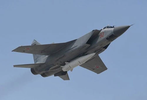 Tên lửa siêu thanh Kinzhal dưới bụng tiêm kích MiG-31K