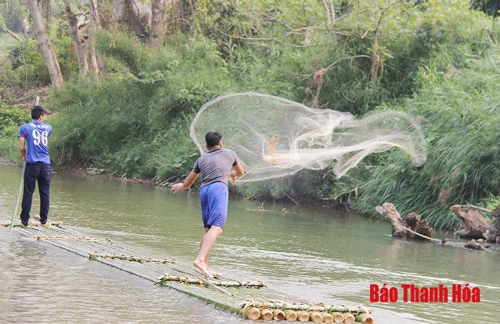 Theo các cụ cao niên trong bản, trước nguy cơ các loài thuỷ sản cạn kiệt do nạn đánh bắt bừa bãi, người Thái ở bản Ngàm đã nhóm họp và đi đến thống nhất, cấm đánh cá trên sông Luồng. Khúc sông có chiều dài khoảng 3km được bảo vệ nghiêm ngặt nhiều năm nay bằng lệ làng.