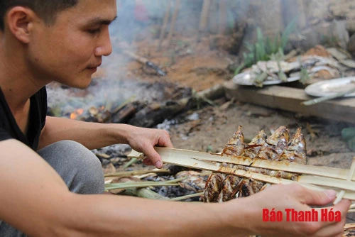 Món cá nướng, chả cá hay cá nộm hoa chuối được coi là đặc sản của đồng bảo Thái ở bản Ngàm.