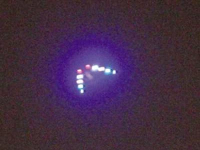 UFO có hình chữ V và thay đổi màu liên tục 