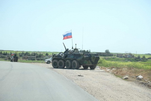 Xe bọc thép Nga chặn đường Quân đội Mỹ tại Đông Bắc Syria