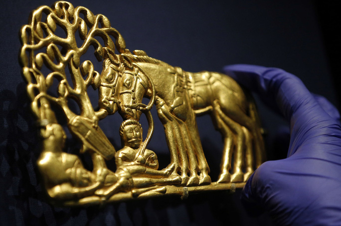 Hình ảnh các nữ chiến binh Scythian cổ đại được mô tả trên một chiếc lược vàng trong bảo tàng - Ảnh: AP