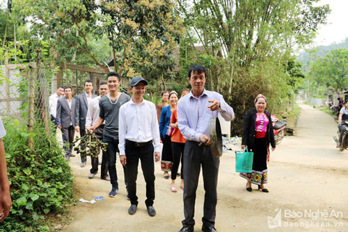 Độc đáo phong tục chú rể được nhà gái “biếu tiền” trong lễ cưới