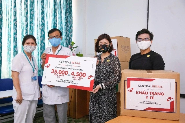 2 Đại diện Central Retail tại Việt Nam trao tặng 35.000 khẩu trang y tế và 4.500 kính chống giọt bắn cho Bệnh viện Bệnh Nhiệt đới Tp. Hồ Chí Minh