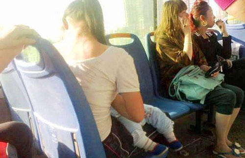 Bị lên án vì vạch áo cho con bú trên xe bus: Mẹ đáp trả thuyết phục khiến người kia xấu hổ cúi đầu