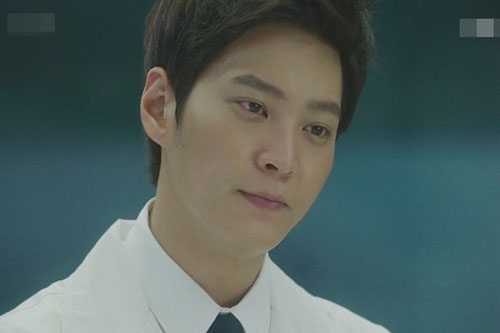 Kiếm 50 triệu/tháng vẫn không dám gửi cho bố mẹ đồng nào, nhưng tôi quyết ly hôn vì câu nói lạnh lùng của vợ lúc mẹ chồng ốm