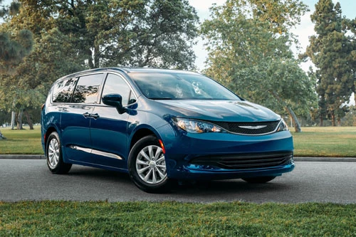 5. Chrysler Voyager 2020 (giá khởi điểm: 28.480 USD).