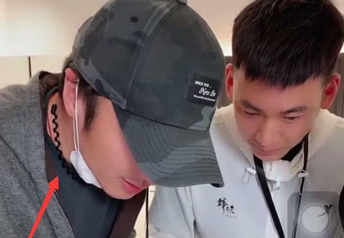 Tạ Đình Phong mặc áo đôi với Vương Phi