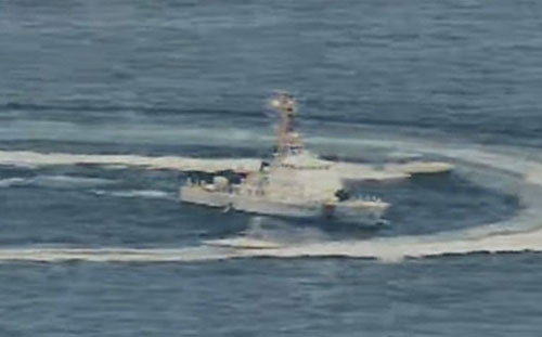 Cận cảnh tàu Iran “vây” dàn tàu chiến Mỹ tại vịnh Ba Tư