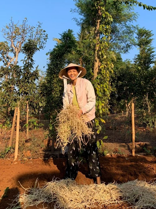 Nhà H'Hen sở hữu một mảnh đất nhỏ. Dịp về quê này, cô bỏ rơm lên đất, sau đó tưới nước giúp đất tơi xốp giữa mùa khô Tây Nguyên. 