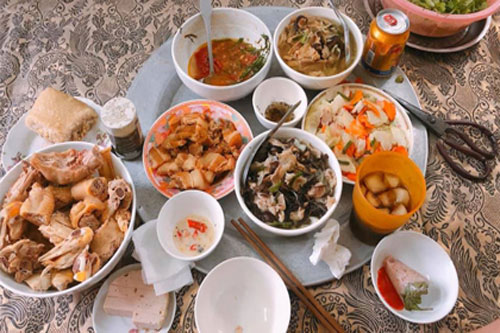 Chàng trai 'ngượng chín mặt' khi dẫn bạn gái từ phố về quê ăn cỗ nhưng lại 'vét sạch' đồ ăn, lên mạng đòi chia tay thì bị mắng ngược