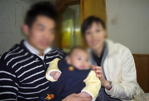 Vợ tắc tia sữa sốt 40 độ chồng vẫn bắt dậy rửa bát với lý do "làm như mình cô biết đẻ", chẳng ngờ anh lại tái mặt sau tiếng đẩy cửa bước vào