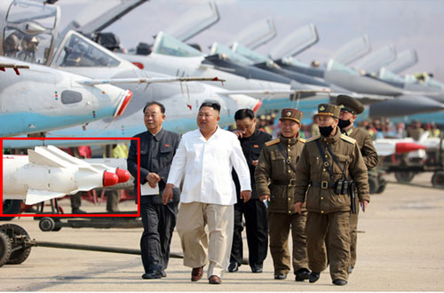 Ông Kim Jong-un thị sát máy bay chiến đấu Triều Tiên diễn tập phóng tên lửa