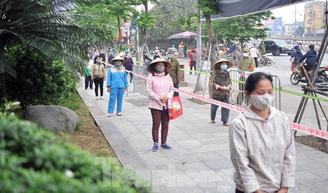 Mỗi người đều ý thức được việc đeo khẩu trang và đứng cách nhau 2m để phòng, chống dịch Covid-19.