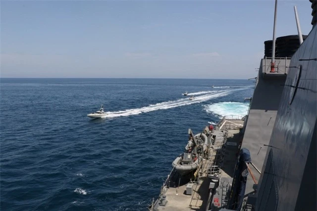Cận cảnh tàu Iran “vây” dàn tàu chiến Mỹ tại vịnh Ba Tư - 1