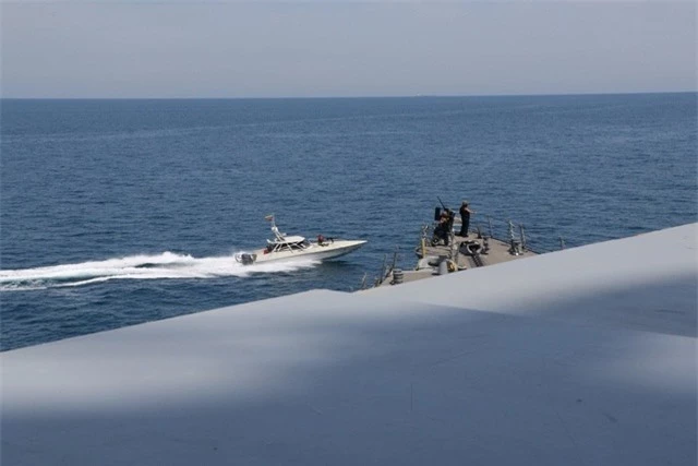 Cận cảnh tàu Iran “vây” dàn tàu chiến Mỹ tại vịnh Ba Tư - 2