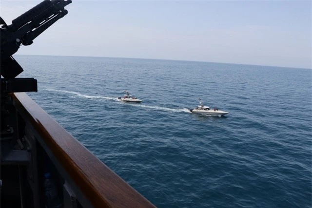 Cận cảnh tàu Iran “vây” dàn tàu chiến Mỹ tại vịnh Ba Tư - 3