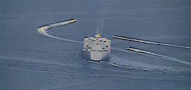 Cận cảnh tàu Iran “vây” dàn tàu chiến Mỹ tại vịnh Ba Tư - 6