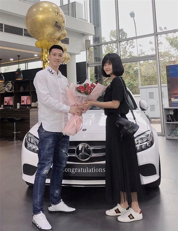 Bạn gái Huy Hùng mua xe tiền tỷ hồi tháng 3/2020. Ảnh: NTD.